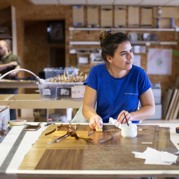 Employée Jallu ébénisterie dans l'atelier