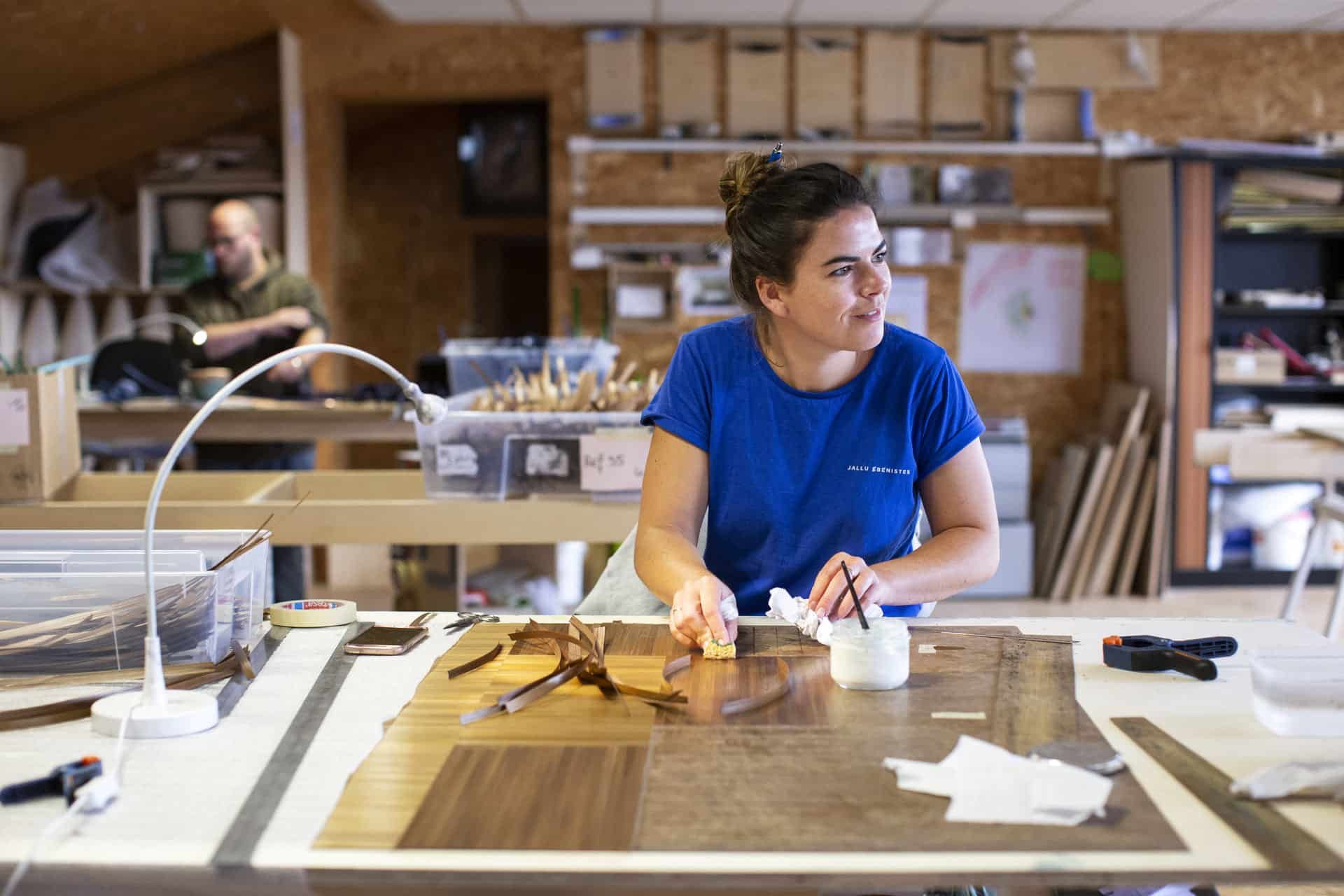 Employée Jallu ébénisterie dans l'atelier