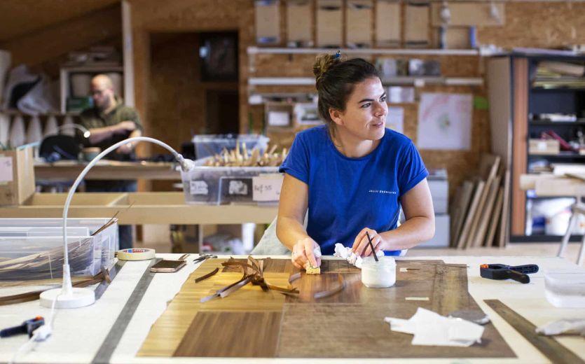 Employée Jallu ébénisterie dans l'atelier