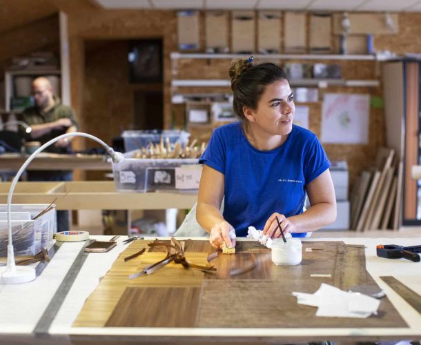 Employée Jallu ébénisterie dans l'atelier